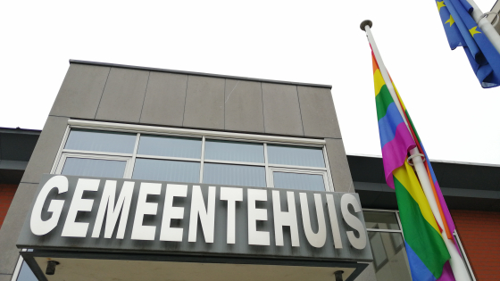 regenboogvlag bij het gemeentehuis