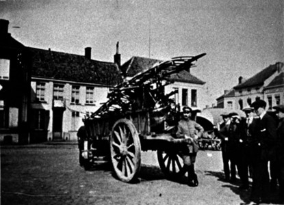 Het wrak van Garros&rsquo; vliegtuig op een boerenkar op de Markt van Izegem, april 1915, klaar voor het transport naar Duitsland